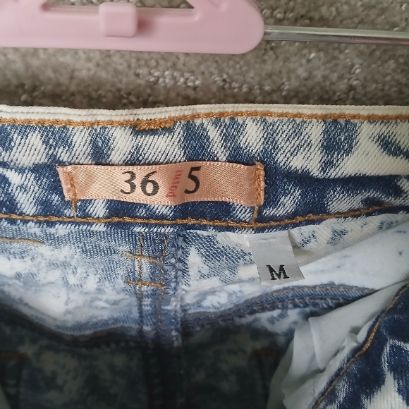 High-waisted, Distressed Acid-wash Jean Shorts with Cargo Pockets Medium - Picture 3 of 6